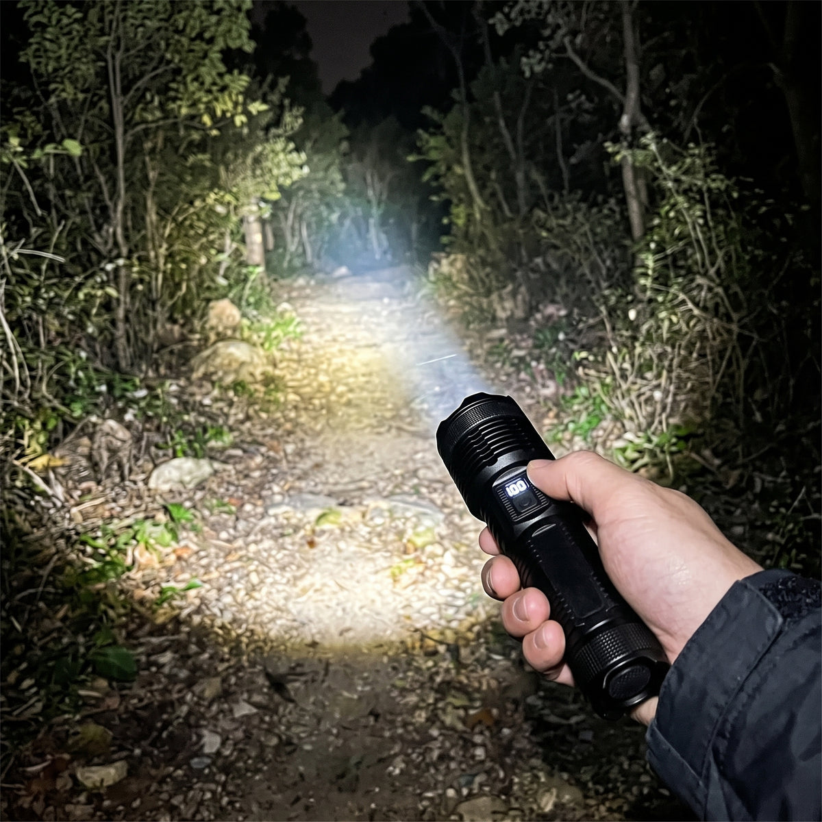Linterna iluminando camino de noche