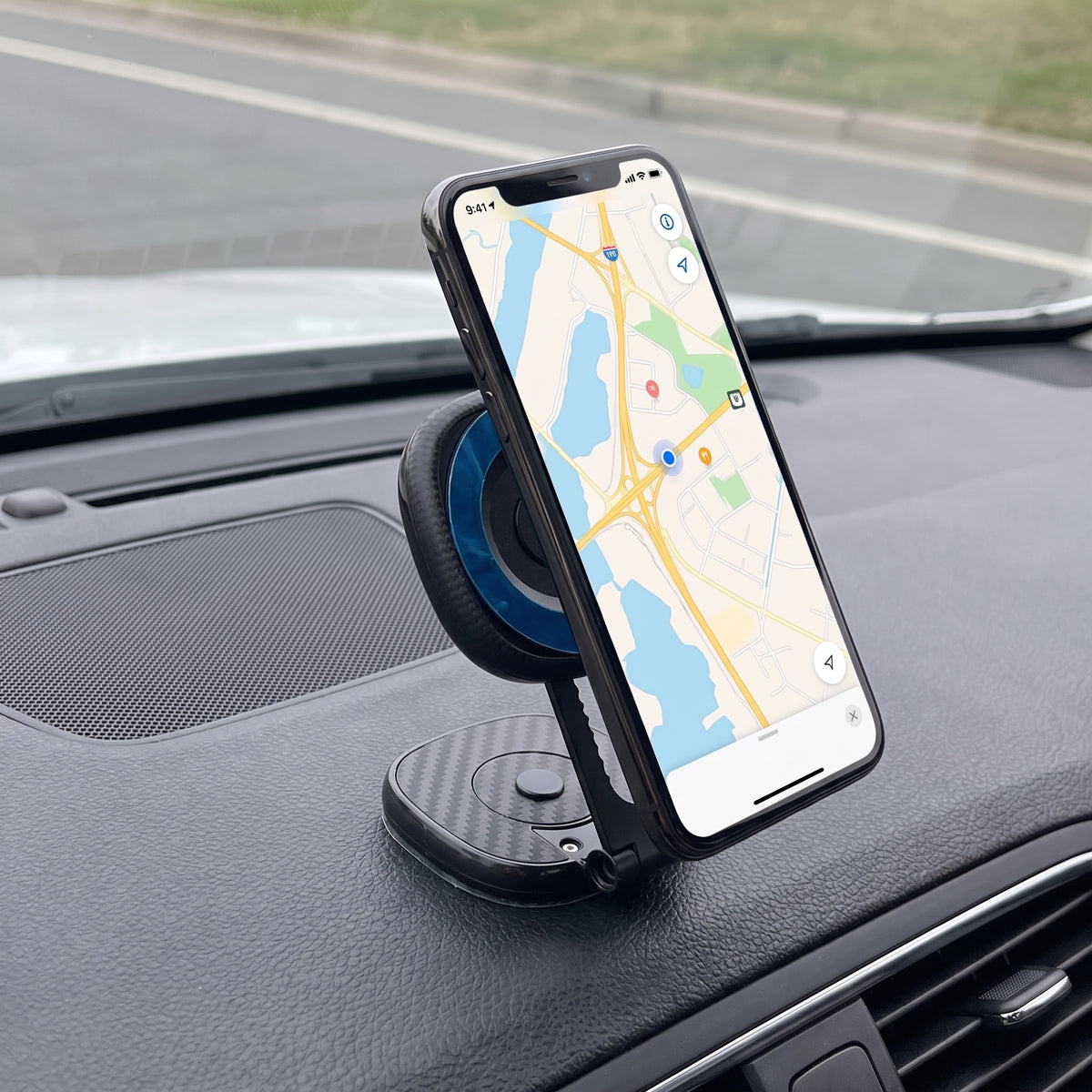 Soporte con celular en el tablero del auto