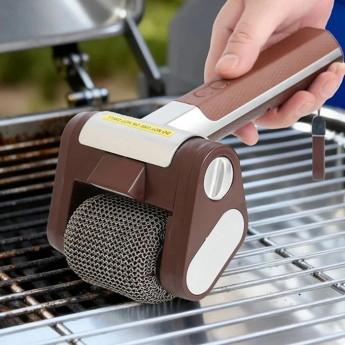 Cepillo eléctrico limpiando la parrilla