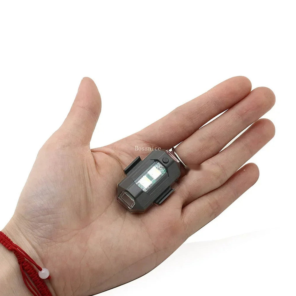 Luz de emergencia para ciclistas en la mano