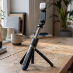 Selfie Stick L02S con trípode sobre una mesa